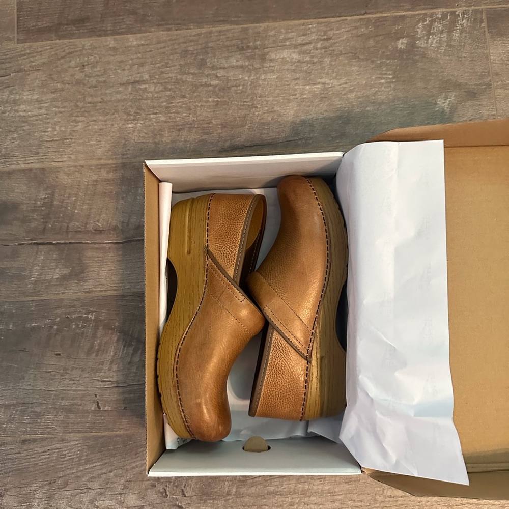 Barely worn Honey Distressed Sz Dansko 9